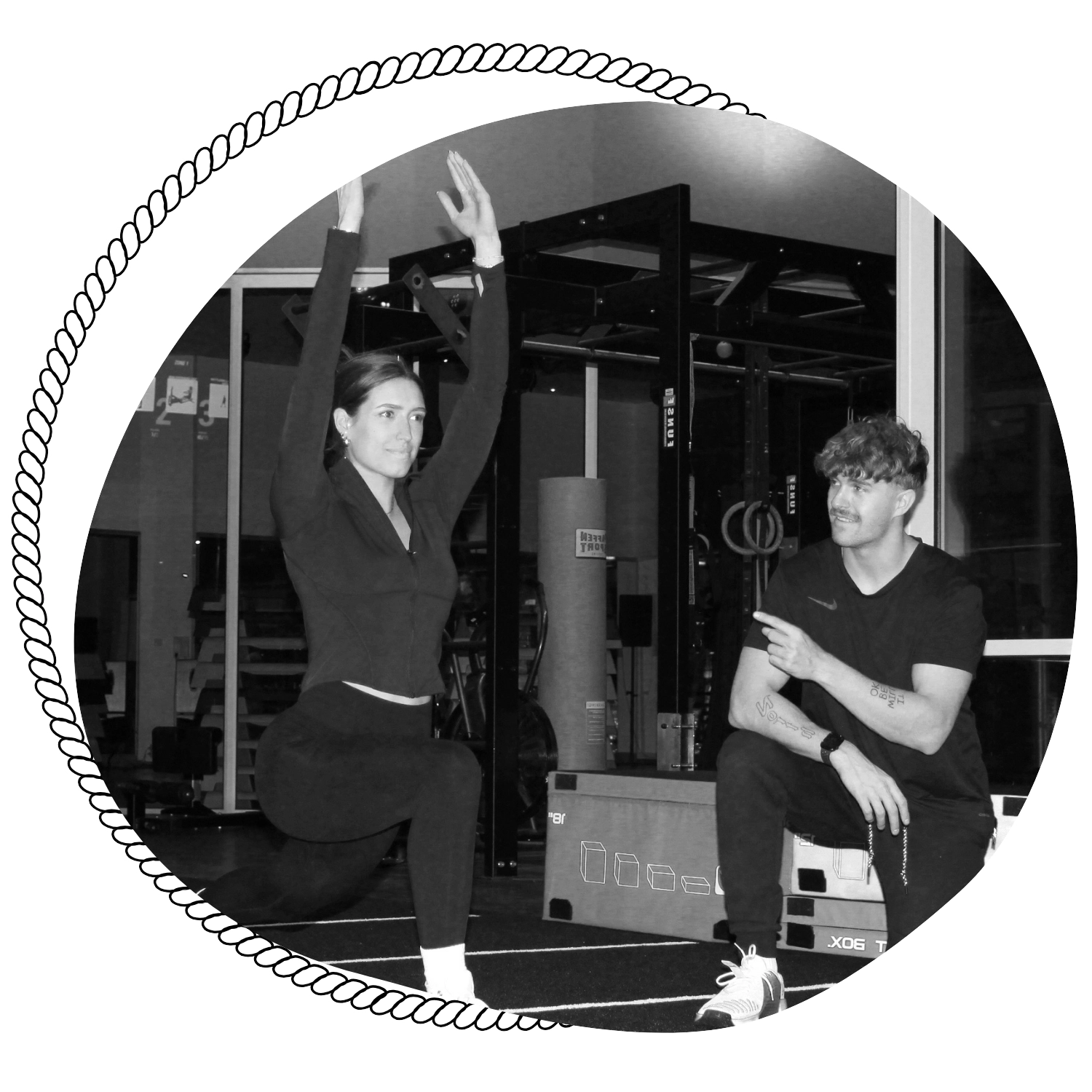 Leon beim Personal Training, Frau macht Übung
